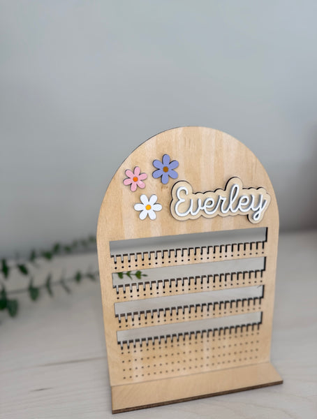 Wood earring stand with pink purple and white daisy’s 